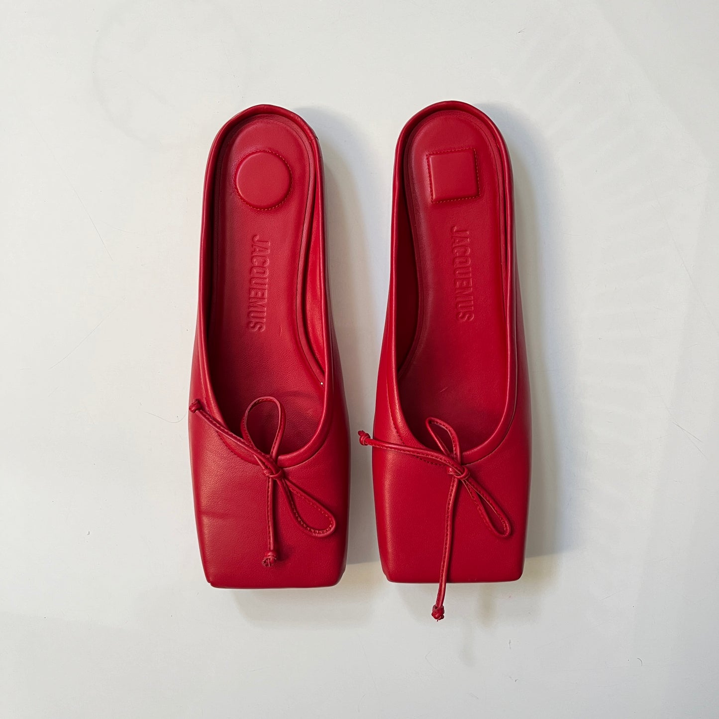 JACQUEMUS Les Mules Plates Ballet in Red