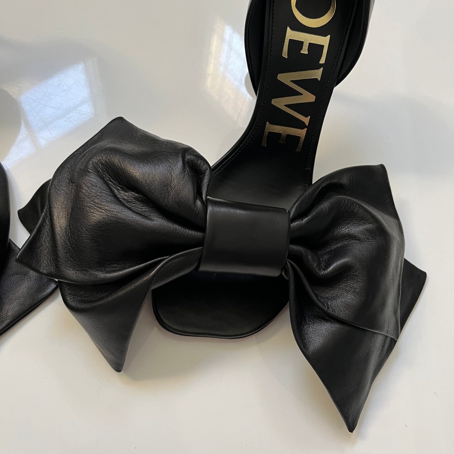 Loewe Toy Bow 90 Pump in Black