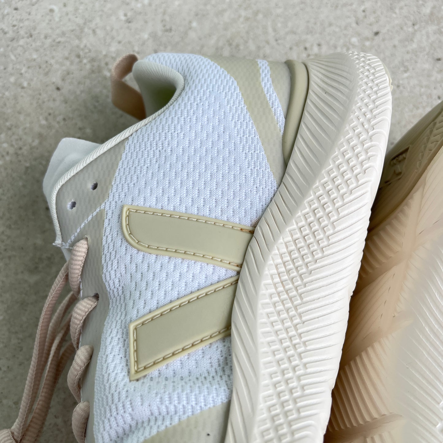 Veja Impala Sneaker in Eggshell Pierre