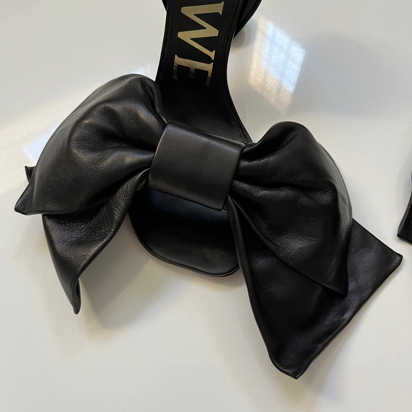 Loewe Toy Bow 90 Pump in Black