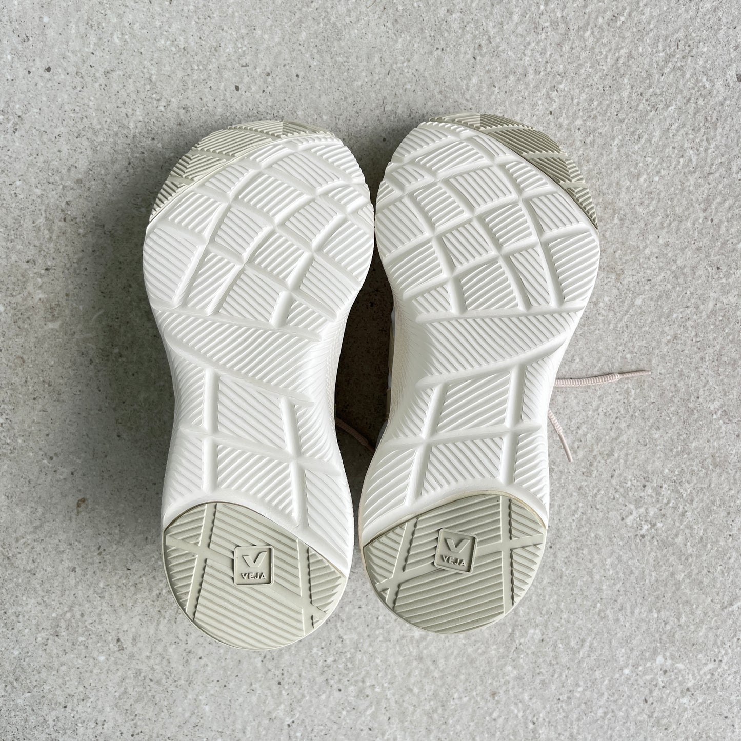 Veja Impala Sneaker in Eggshell Pierre