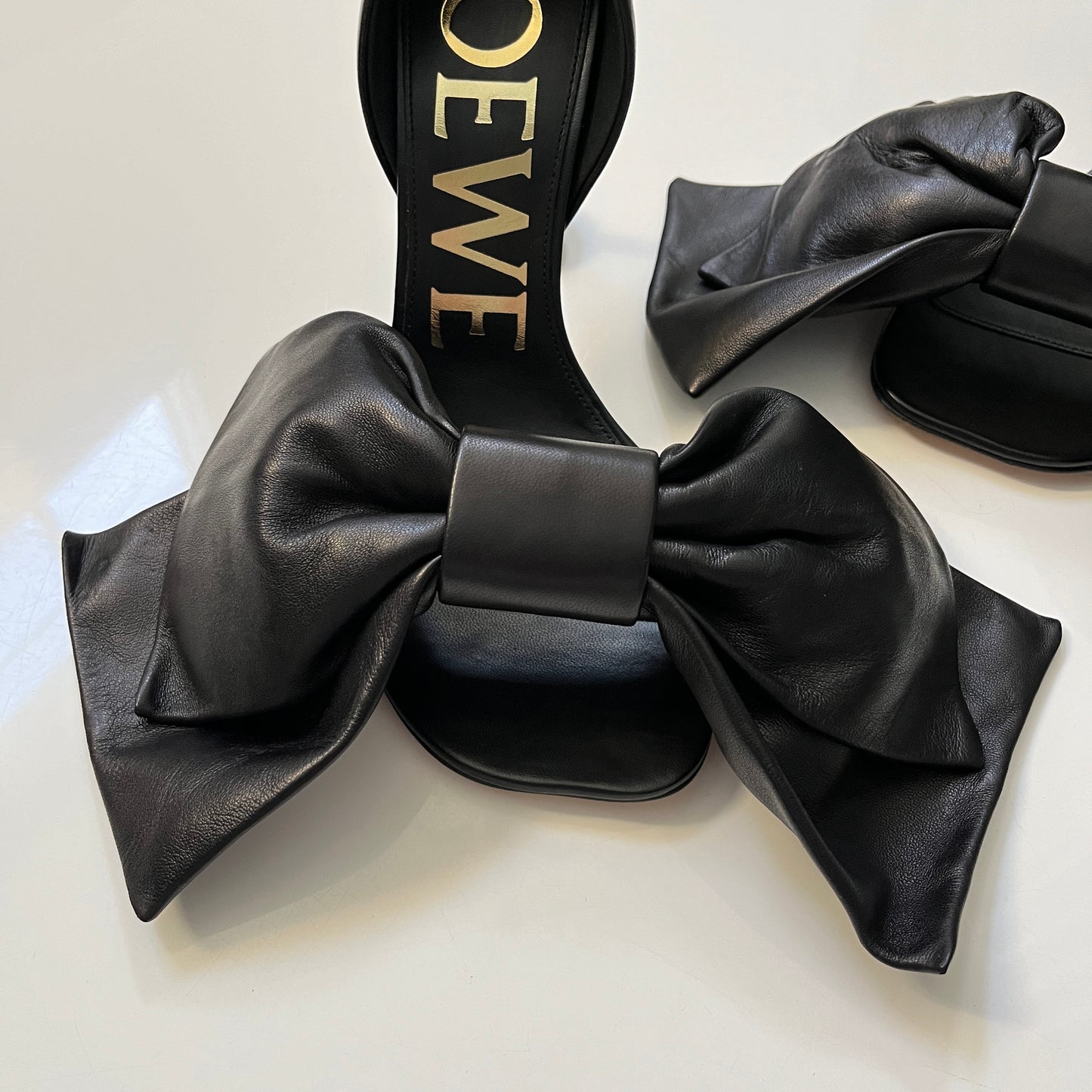 Loewe Toy Bow 90 Pump in Black