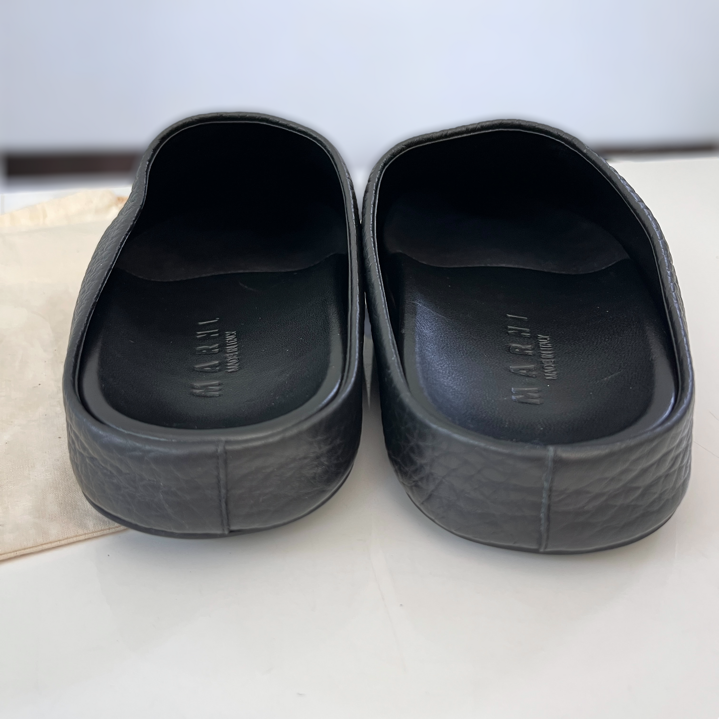Marni Fussbett Sabot in Black