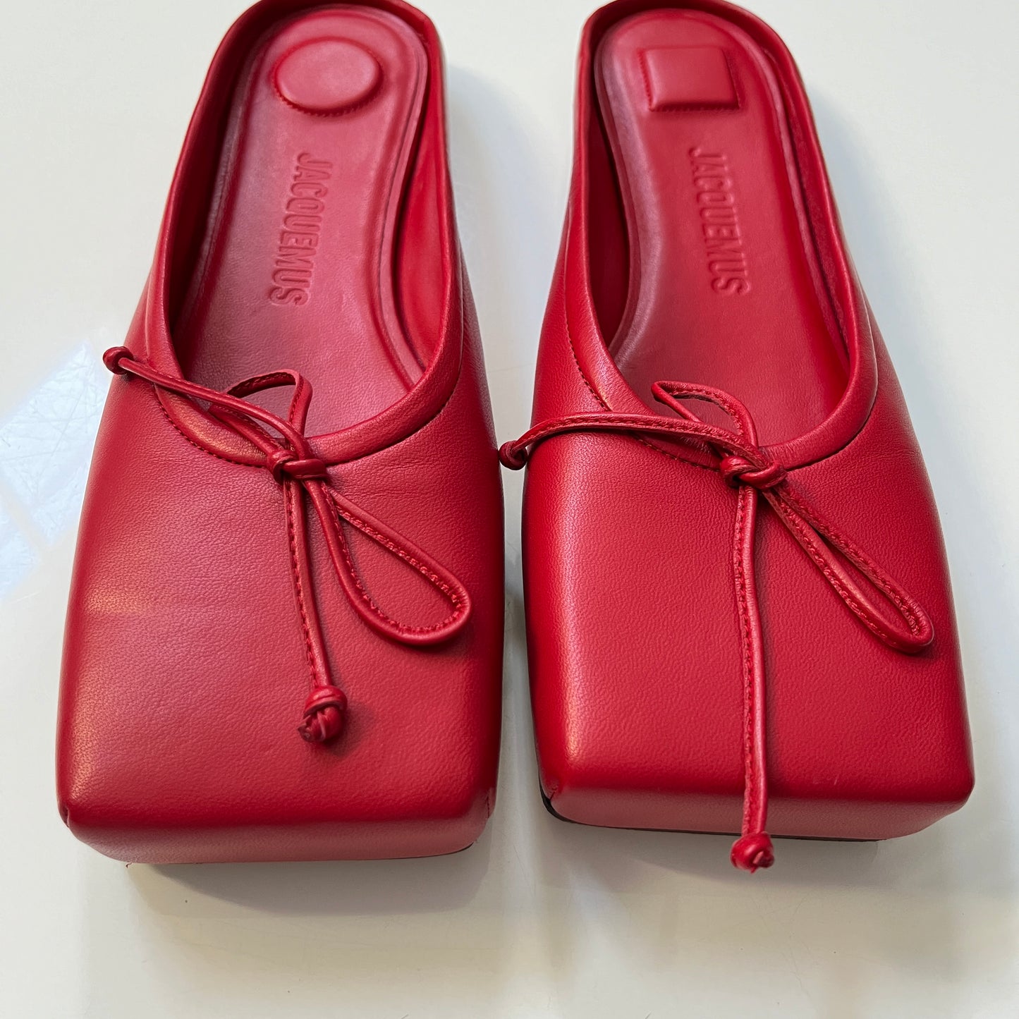 JACQUEMUS Les Mules Plates Ballet in Red