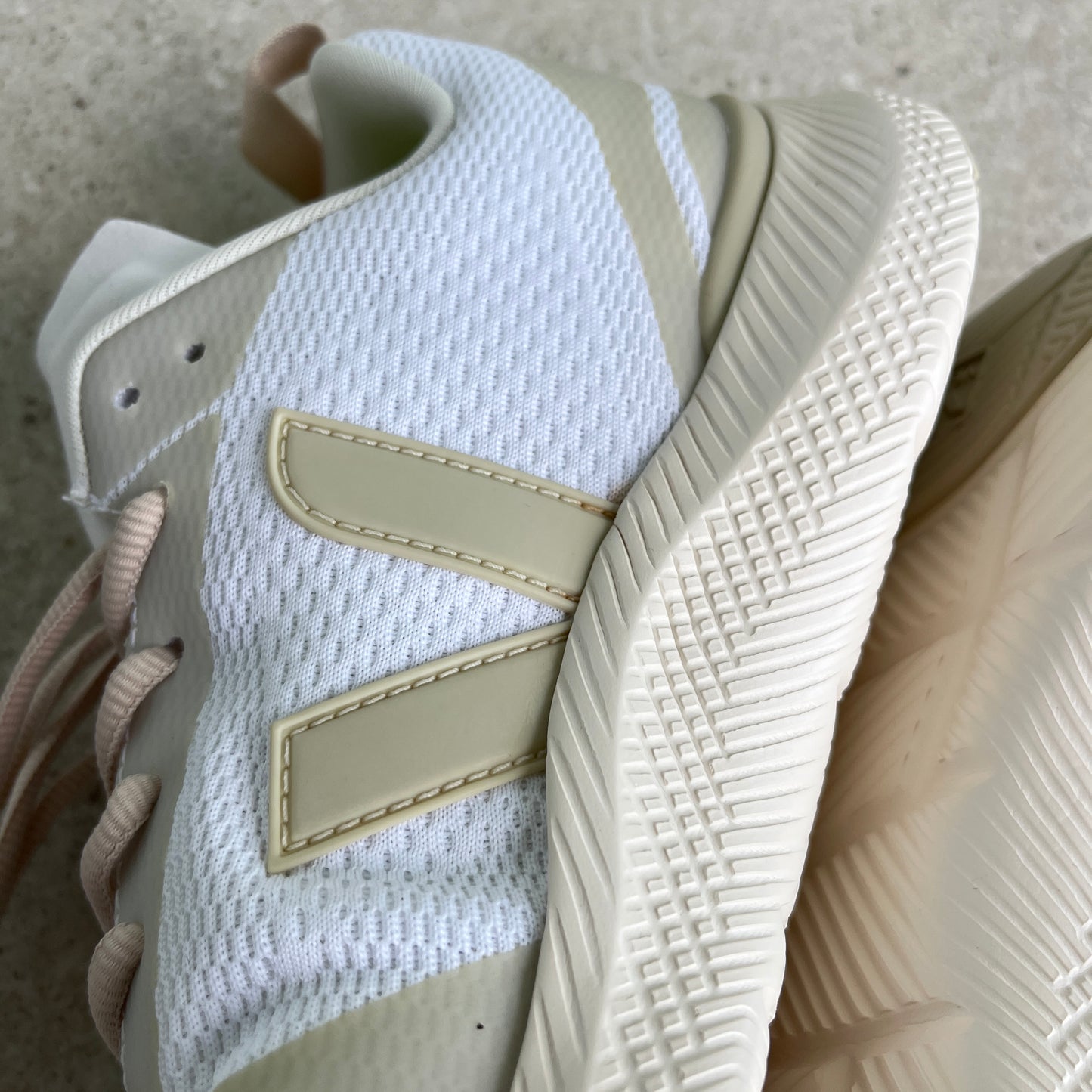 Veja Impala Sneaker in Eggshell Pierre