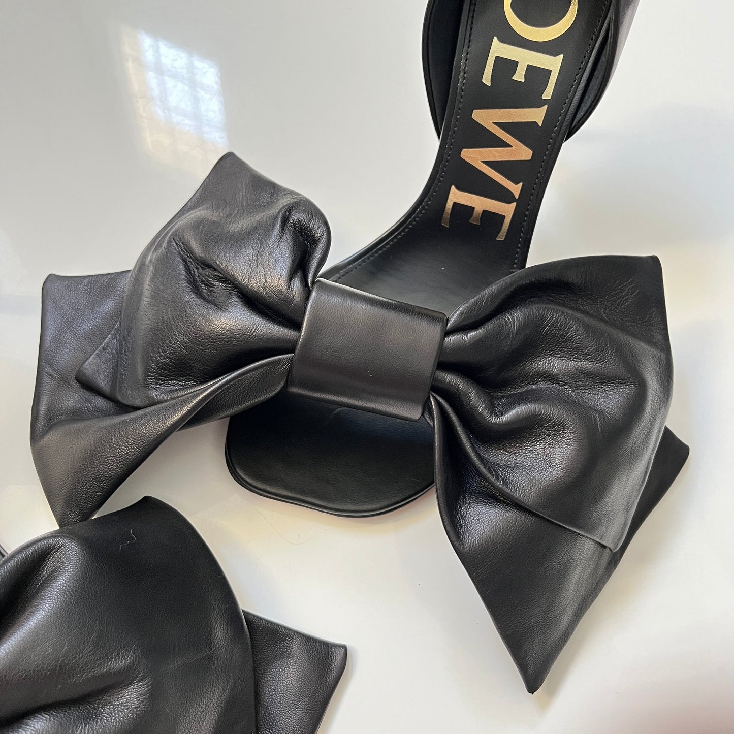 Loewe Toy Bow 90 Pump in Black