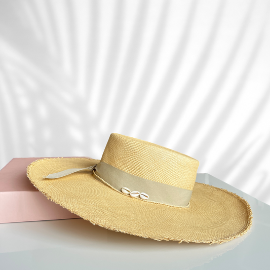 SENSI STUDIO Cordovez Hat with Seashells in Beige & Cream