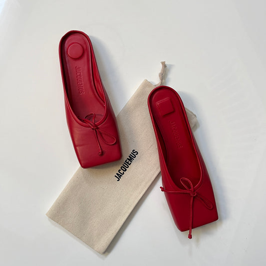 JACQUEMUS Les Mules Plates Ballet in Red